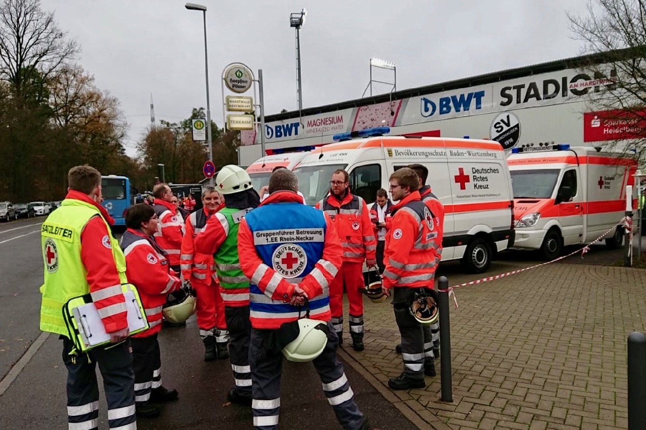 1. Einsatzeinheit Rhein-Neckar bei der Einsatzbesprechung mit der lokalen Einsatzleitung
